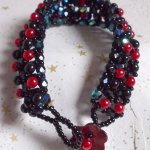 Pulsera de cuentas de terciopelo negro y rojo con facetas y cuentas de cristal nacarado